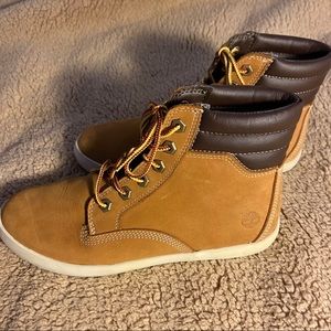 Women’s 7.5 Timberland Boots